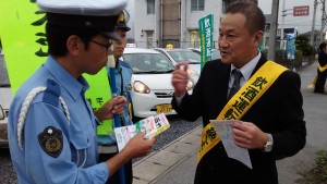 警察官の方に 飲酒運転根絶の受け皿としての代行業の、現状を聞いていただいてる、 支部長。