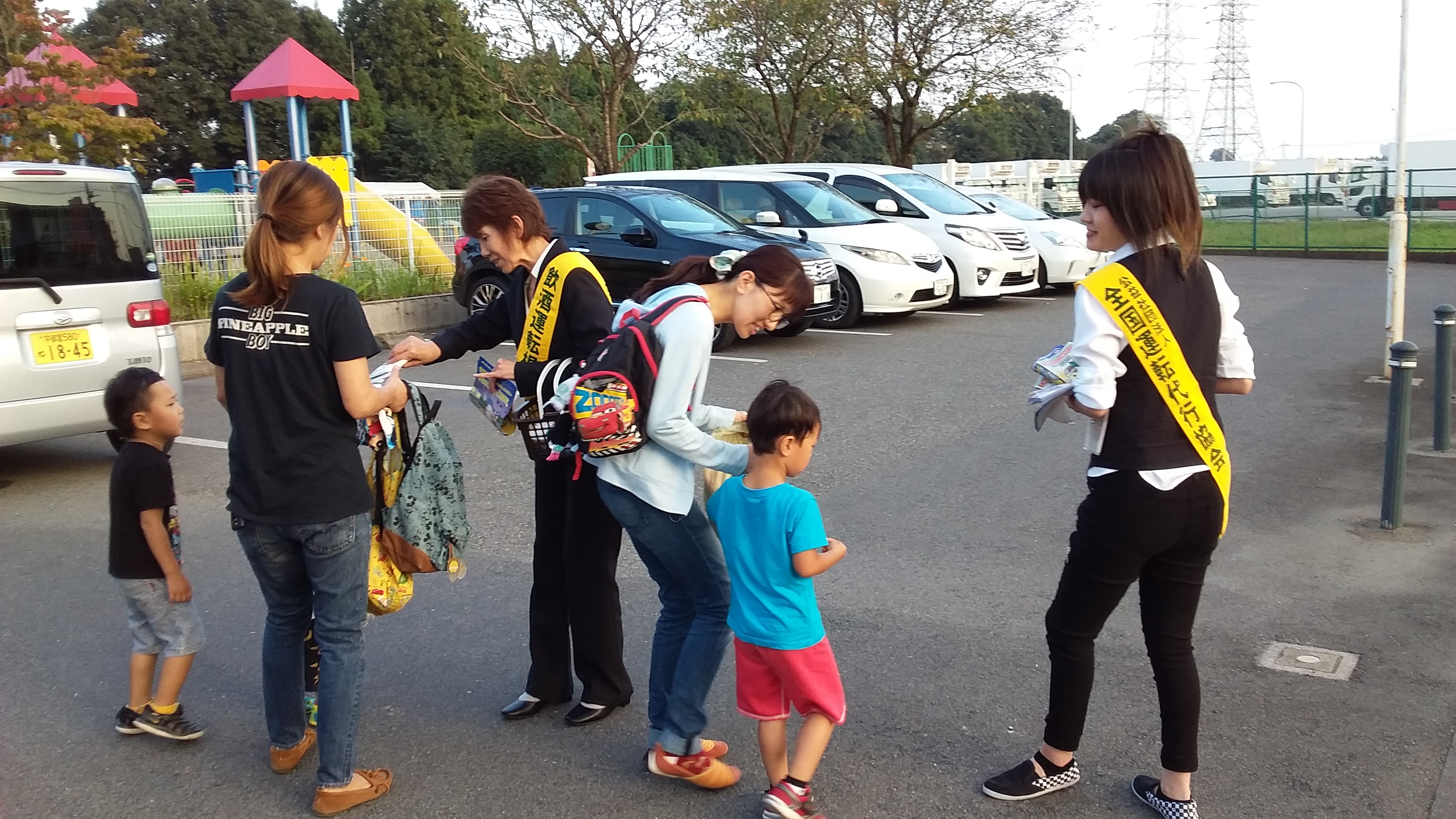 保育園にお子様を迎えにいらした親御さんに、事故防止をアピールするチラシ・ポケットティッシュを配布しながら、啓発活動をする様子