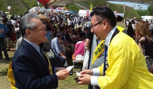 会長（左） 　　　　餃子会　鈴木事務局長　様（右） 